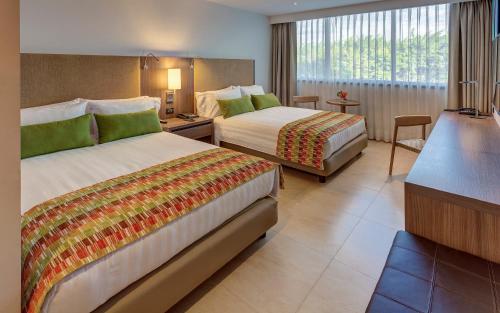 比亚维森西奥埃斯特拉比亚维森西奥及会议中心酒店的酒店客房配有两张床和一张书桌