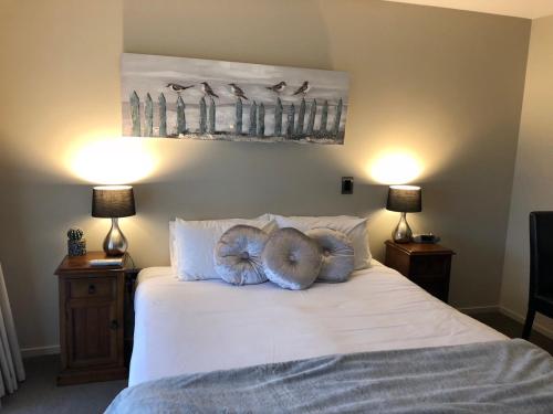 莫阿纳Lake Brunner Longhouse的一间卧室配有一张带两个枕头的床