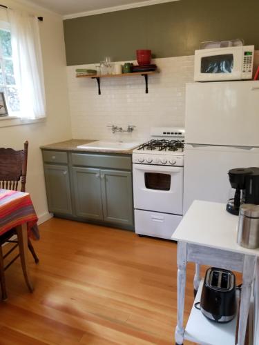 Willow CreekChina Creek Cottages的厨房配有白色炉灶和水槽