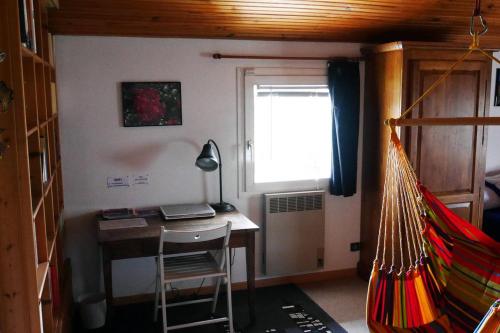 图卢兹Chez Babeth的客房设有书桌、窗户和吊床。