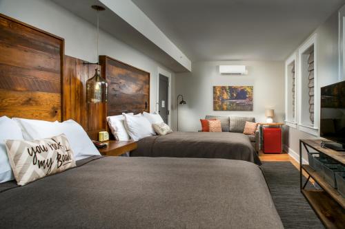 Saint PaulWestern Front Hotel的一间酒店客房,设有两张床和电视
