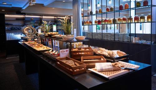 措斯楚斯Thon Partner Hotel Høje Taastrup的面包店提供面包和糕点自助餐
