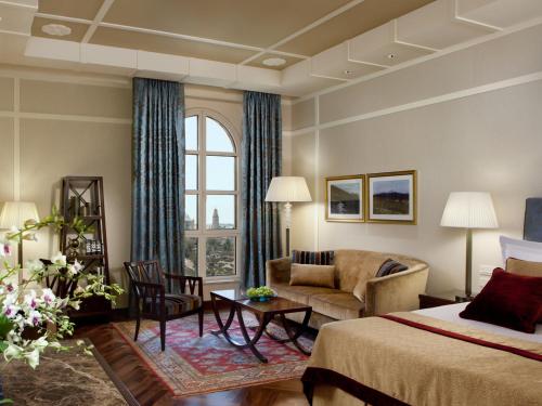 耶路撒冷国王大卫耶路撒冷酒店的酒店客房,配有床和沙发