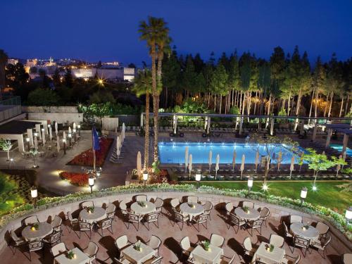 耶路撒冷国王大卫耶路撒冷酒店的享有度假村游泳池的景色
