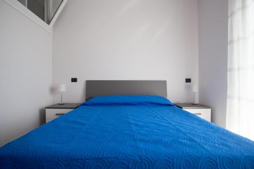 巴列塔Green House的一间卧室配有蓝色的床和2个床头柜