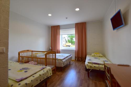 派尔努萨瑞自动旅馆的小房间设有两张床和窗户