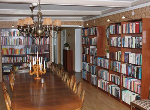 舍夫德Pensionat Klåvasten的图书馆里一张长桌,藏着许多书
