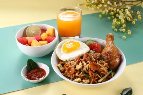 雅加达雅加达太贝特POP!酒店的一大碗带鸡蛋和一碗水果的食物