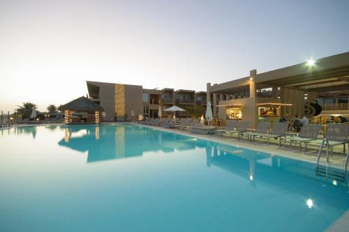 圣玛丽亚绿洲萨利纳斯海酒店的一个带椅子的大型游泳池和一间酒店