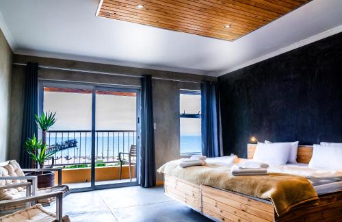 斯瓦科普蒙德海洋住宿加早餐旅馆的一间卧室设有一张床,享有海景