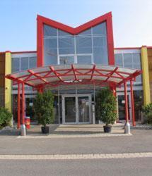 代特尔巴赫佩利坎汽车旅馆的建筑前方的红色大结构