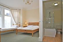 大雅茅斯全季洛奇酒店的一间带两张床和浴缸的卧室