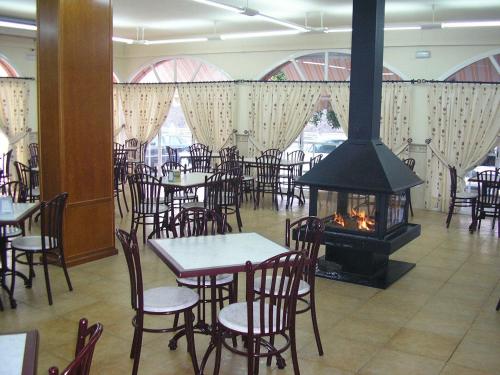 马拉加Nuevo Montesol的一间带桌椅和壁炉的餐厅