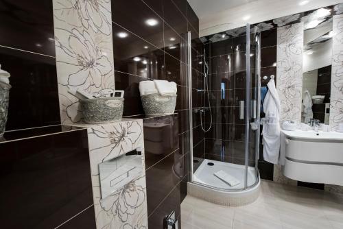 金色皇家精品酒店 & 温泉中心的一间浴室