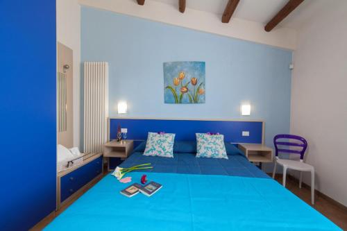 里里耶沃基拉蒂尼艾伦科斯塔住宿加早餐旅馆的蓝色的卧室配有蓝色的床和一张书桌