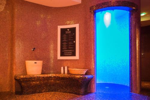 多比亚科联合酒店的一间设有蓝光柜台的房间