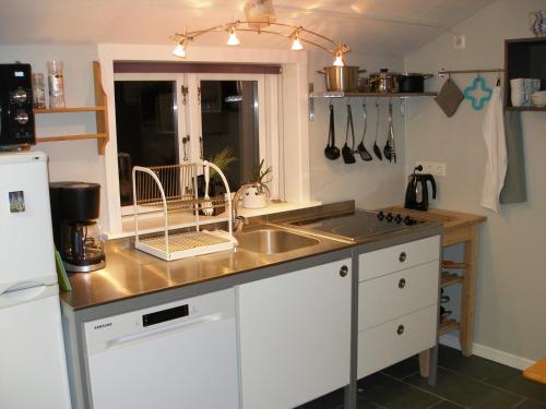 ÁrnesÁsaskóli的厨房配有水槽和台面
