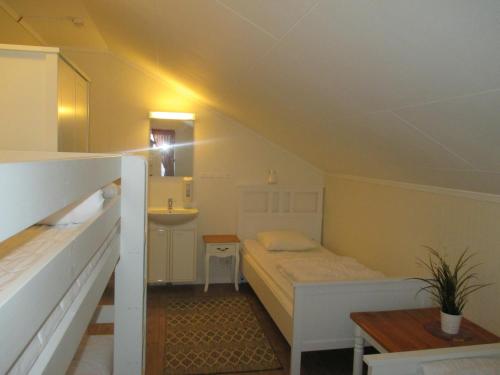 菲利普斯塔德蒙可伯格司徒格尔湾德拉姆旅馆的小房间设有床和水槽