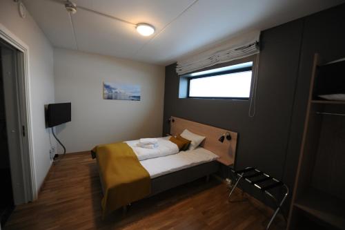 Tananger坦纳戈公寓酒店的一间小卧室,配有床和窗户