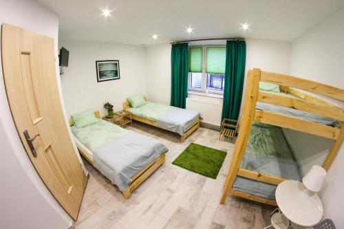 亨齐内Na Krzywej的客房设有两张床和一张双层床。