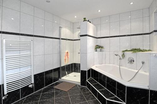 索托姆斯图肯波斯泰尔A1旅馆的带浴缸、淋浴和卫生间的浴室