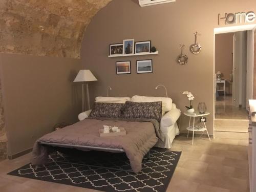 锡拉库扎Casa Gargallo 28的一间卧室设有一张床和一间客厅。