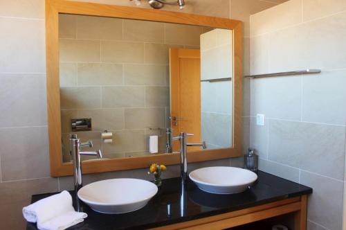阿莫雷拉Praia Del Rey PrivatePool Beach Golf的浴室设有2个水槽和镜子