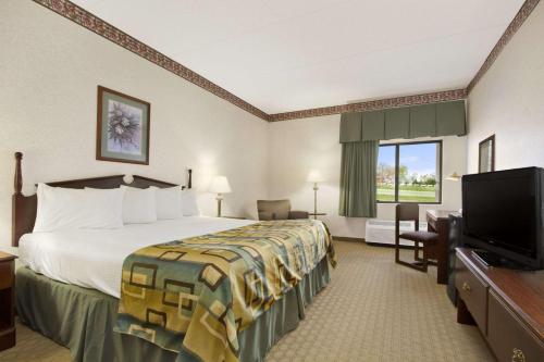 科尔宾贝蒙特旅馆套房酒店客房内的一张或多张床位
