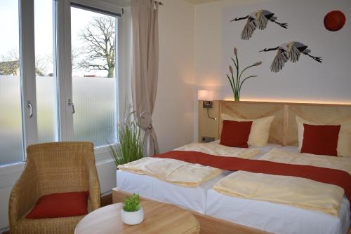 剑桥郡阿拉格海景酒店的一间卧室配有一张床、一张桌子和一个窗户。