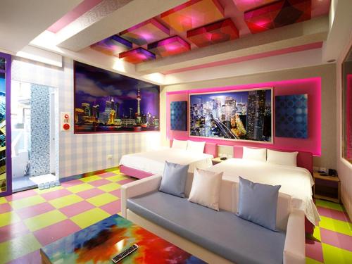 Wenquan知本城艺术温泉旅馆的一间卧室配有两张床和一张沙发。