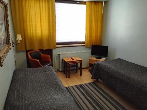 罗瓦涅米乌塔旅馆的一间卧室设有两张床、一台电视和一扇窗户。