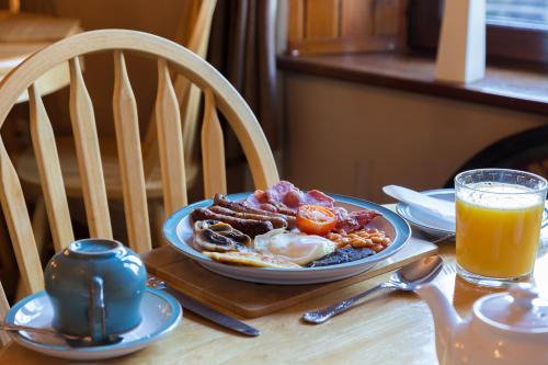 斯特兰拉尔海王星休息住宿加早餐旅馆的桌上的早餐食品和橙汁