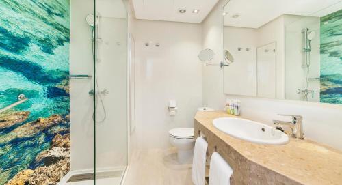 圣蓬萨环球圣塔波萨公园酒店的一间带水槽和淋浴的浴室