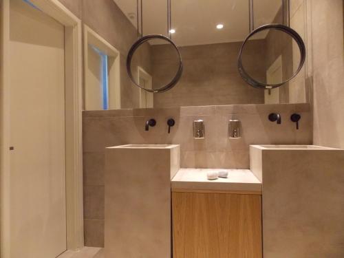 斯基罗斯岛Skiros Palace Hotel的浴室设有2个水槽和2面镜子