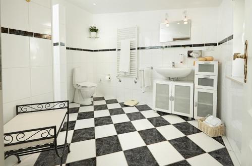 Tappernøje弗基德克罗恩酒店的浴室铺有黑白格子地板。