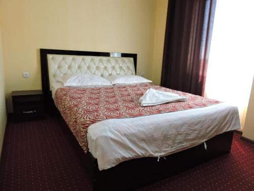 乔尔蓬阿塔Inn Kochevnik的酒店客房,配有带两条毛巾的床