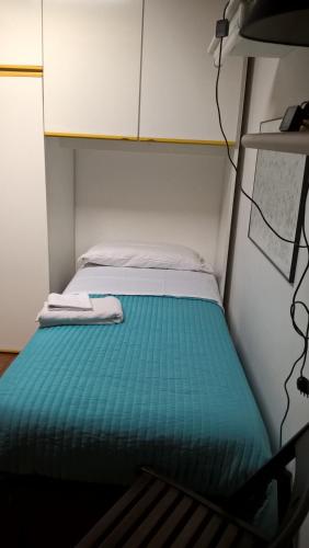 东塞斯特里nel cuore di sestri的一张位于小房间的床,配有绿色床垫