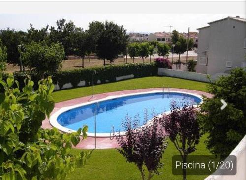 托里代巴拉Casa _pareada con piscina y jardin privado的庭院中间的游泳池