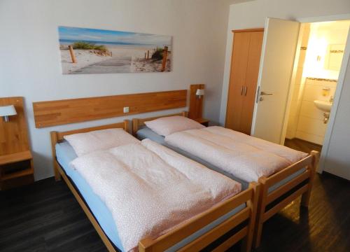 维斯马Pension am Burgwall的一间卧室,配有两张床