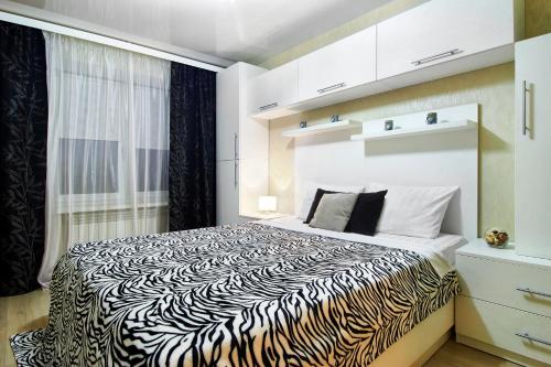 戈梅利PaulMarie Apartments on Kozhara的一间卧室,卧室内配有斑马印花床