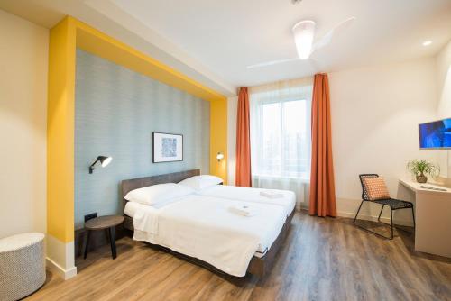 卢加诺裴斯泰洛卢加诺酒店的酒店客房设有床和窗户。