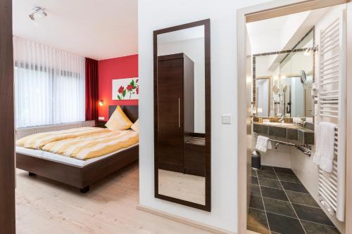布伦Gasthof im Almetal的一间卧室配有一张床和镜子
