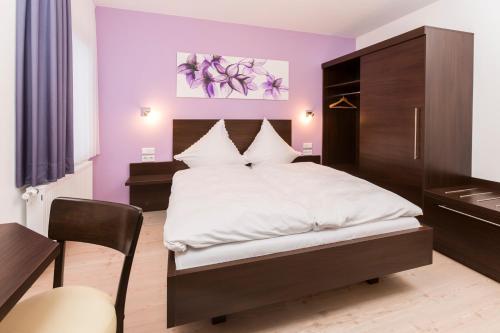 布伦Gasthof im Almetal的一间卧室设有一张紫色墙壁的大床