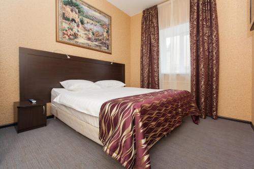 喀山里贾纳尤维斯特克罗伊酒店的酒店客房设有床和窗户。
