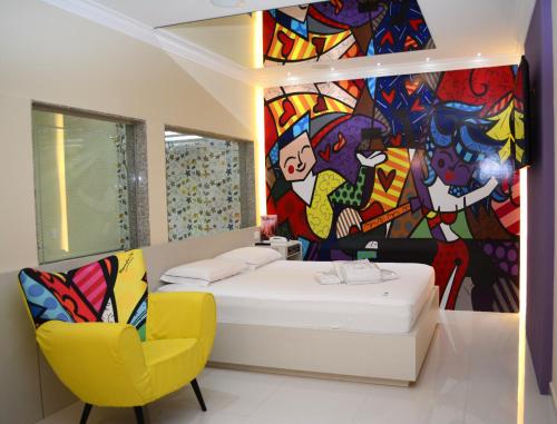 索罗卡巴Lual Motel Sorocaba-SP的一间设有一张床的客房,墙上挂着一幅画