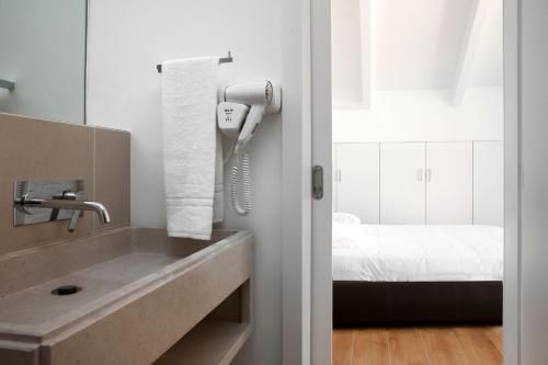 里斯本拜萨服务公寓式酒店的一间浴室