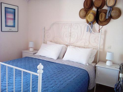 格利法达Adriatic View Villa的卧室配有白色床和蓝色棉被