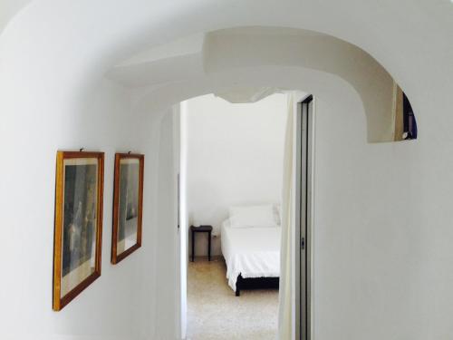 维科德尔加尔加诺Casa Ricciotto的白色的客房配有床和镜子