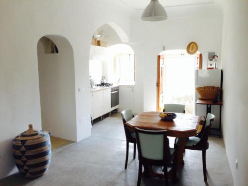 维科德尔加尔加诺Casa Ricciotto的厨房以及带木桌和椅子的用餐室。