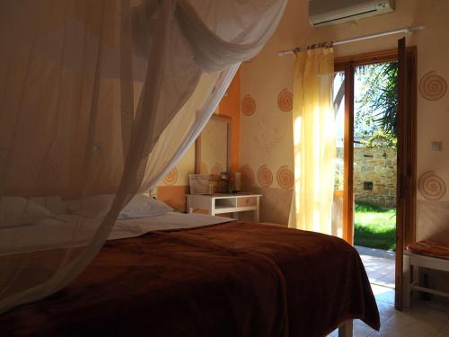 皮特斯迪亚Pension Aretoussa的一间卧室设有一张床和一个窗口